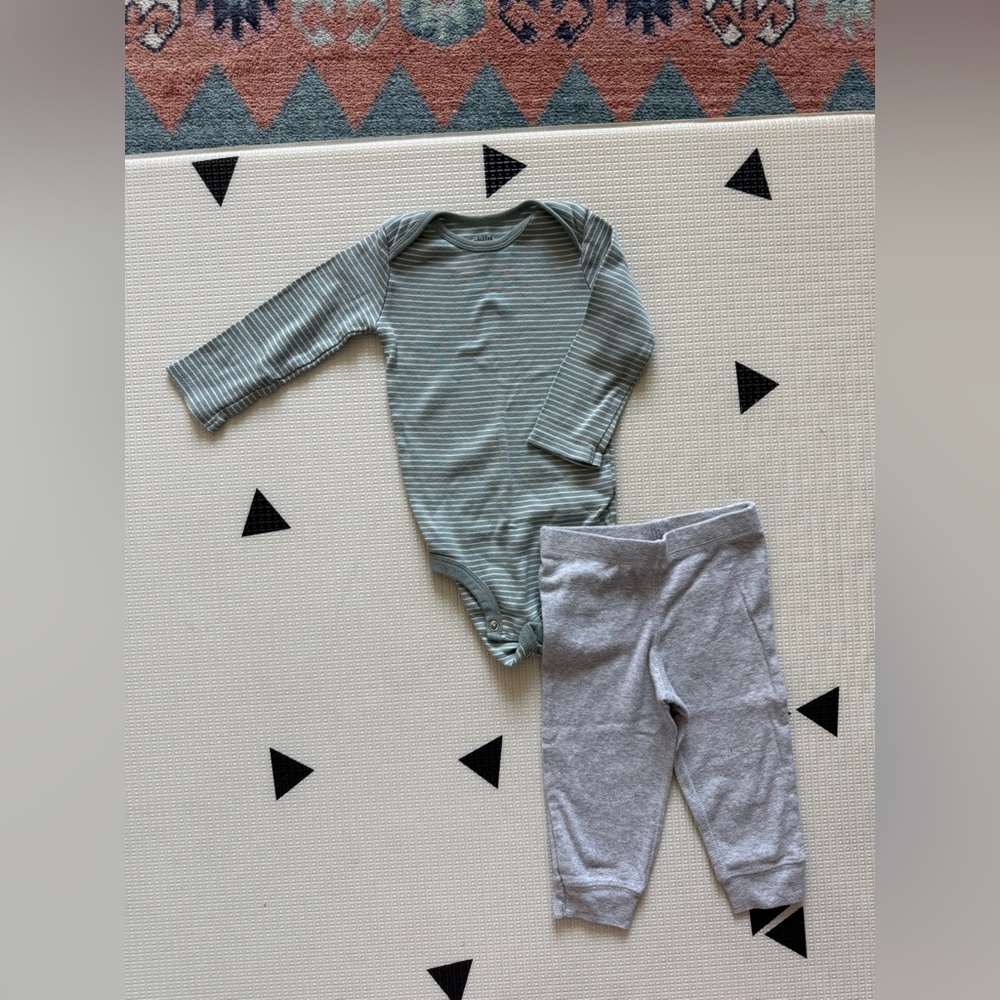 Carters|Baby gender neutral outfit,Striped Green onesie and Gray leggings•••12M